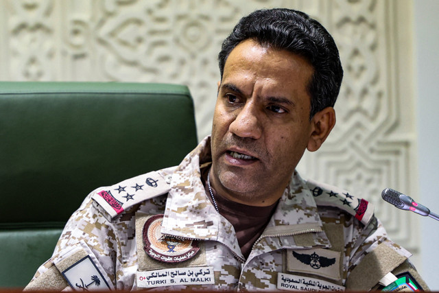 Juru bicara koalisi militer pimpinan Saudi di Yaman, Kolonel Turki al-Maliki, berbicara selama konferensi pers di ibu kota Riyadh (22/3/2021). Foto:  Fayez Nureldine/AFP