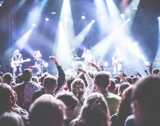 ilustrasi suasana konser musik langsung (live concert) (sumber: https://pixabay.com/id)
