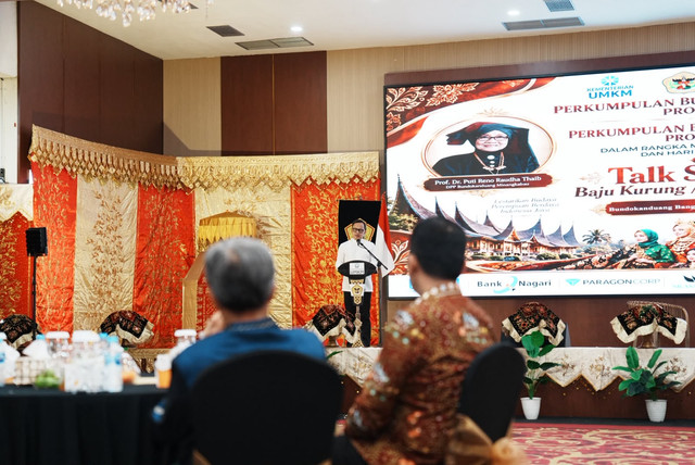 Wamendagri Bima Arya saat hadiri Perkumpulan Bundo Kanduang Minangkabau Provinsi Jawa Barat- DKI Jakarta dalam rangka memperingati Hari Batik Nasional dan Hari Kanker Payudara Sedunia di Jakarta, Minggu (25/10/2026). Foto: Kemendagri RI