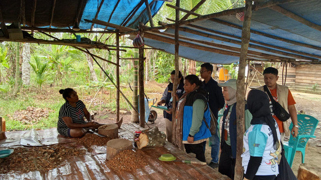 Tim 20 TEP UI bersama Pimpian dan Staff BPOM Manokwari meninjau Produksi Minyak Kayu Lawang Kampung Tamoge di Papua Barat oleh Muhammad Reza