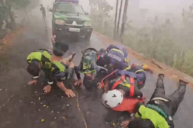 Relawan sujud syukur saat hujan guyur Kalimantan Selatan, Minggu (25/10/2026). Foto: Dok. Istimewa