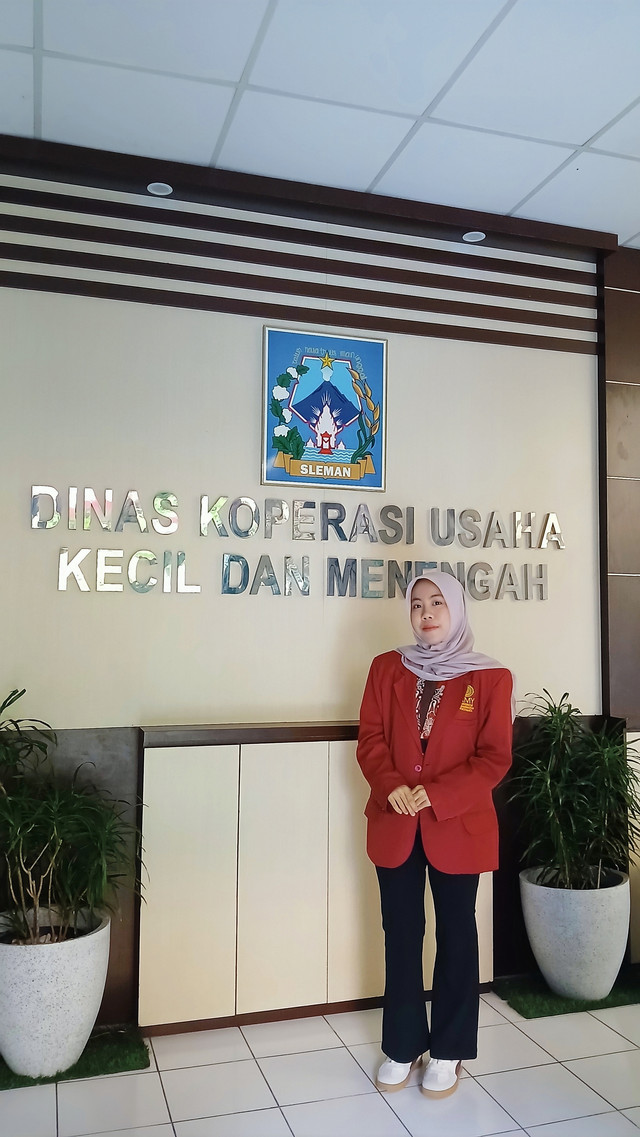 Penulis berfoto di Dinas Koperasi, Usaha Kecil dan Menengah Kabupaten Sleman (Dokumentasi Pribadi)