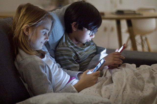 Ilustrasi anak menonton video di handphone. (Sumber: Pexels)