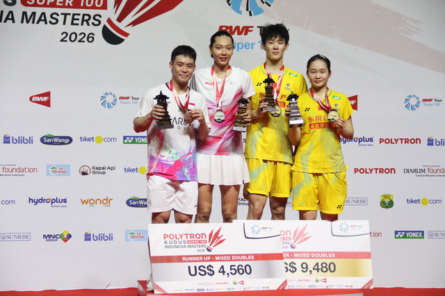 Gloria Emanuelle Widjaja (Indonesia)/Terry Hee Yong Kai (Singapura) dan Hong Yi Li/Huang Ke Xin (China) di podium juara POLYTRON Kudus Indonesia Masters 2026. Foto: Vega Ma'arijil Ula/kumparan