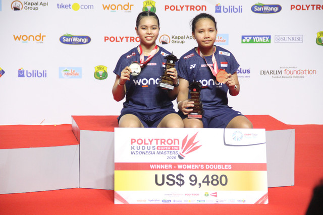 Isyana Syahira Meida/Rinjani Kwinnara Nastine di podium juara POLYTRON Kudus Indonesia Masters 2026. Foto: Vega Ma'arijil Ula/kumparan
