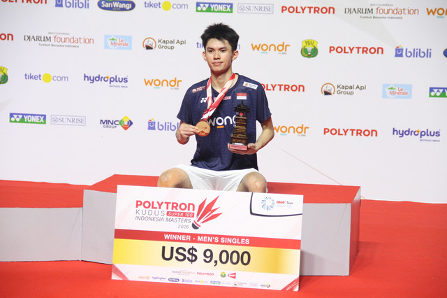 Richie Duta Richardo di podium juara POLYTRON Kudus Indonesia Masters 2026. Foto: Vega Ma'arijil Ula/kumparan