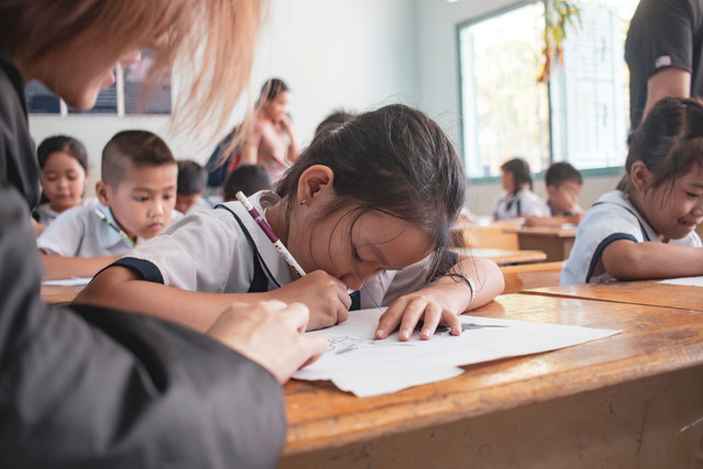https://images.pexels.com/photos/1822387/pexels-photo-1822387.jpeg (gambar siswa belajar di sekolah)
