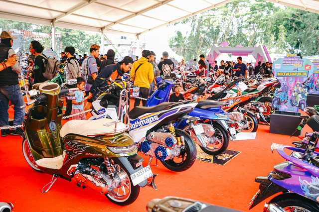 Antusiasme pengunjung Honda Bikers Day 2026 saat menyaksikan beragam karya modifikasi sepeda motor Honda dalam Final Battle Honda Modif Contest (HMC) 2026. Foto: Dok. AHM