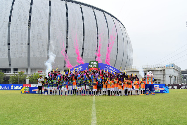Para pemenang MilkLife Soccer Challenge Jakarta Jaya Seri 1 2026/27 Foto: Dok. MilkLife Soccer Challenge
