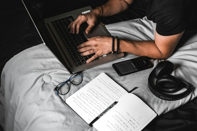 Ilustrasi arti lagu Just You. Foto: Unsplash.com/Fernando Hernandez
