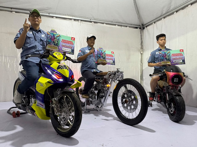 Para National Champion Honda Modif Contest (HMC) 2026 kategori Sport (kanan), Ultimate (tengah), serta Matic & Cub (kiri) berfoto bersama. Foto: Alvian Yoga Yulianto/kumparan