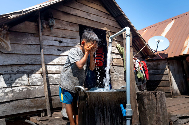 Seorang anak yang sedang menggunakan air dari keran untuk memenuhi kebutuhan sehari-hari. Ketersediaan air bersih merupakan hal penting bagi kehidupan masyarakat, terutama di tengah risiko kekeringan dan perubahan iklim. Bagi masyarakat dengan keterbatasan akses terhadap sumber air, pemenuhan kebutuhan dasar dapat menjadi tantangan tersendiri. Kondisi ini menunjukkan pentingnya pemerataan akses air bersih dan perhatian terhadap kelompok masyarakat yang rentan terhadap dampak krisis iklim. Sumber foto: pixel.com/(nabilahalyani)