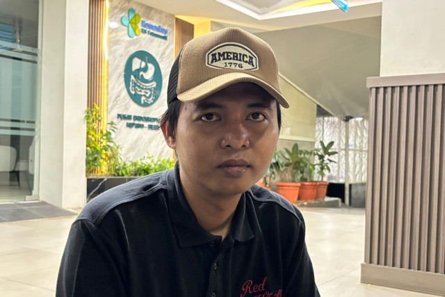 Menantu korban ojol terlindas mobil saat ditemui di RS Fatmawati, Jakarta, Minggu (25/10/2026). Foto: Aditya Nugraha/kumparan