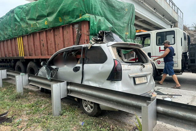 Sebuah mobil Toyota Avanza menabrak truk di ruas Tol Terbanggi Besar-Pematang Panggang-Kayu Agung (Terpeka) KM 198+100, Minggu (25/10/2026). Foto: Dok. Istimewa