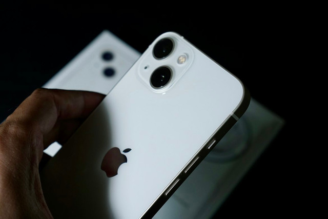 Ilustrasi kode iPhone resmi Indonesia. Foto: Unsplash.com/Nhan Tu Thanh