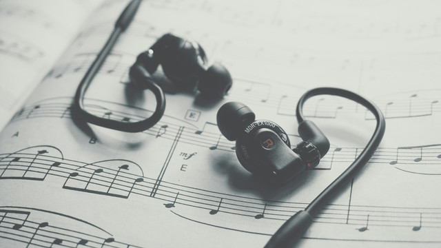 Ilustrasi makna lagu Fireflies. Foto: Unsplash.com/C Jyun