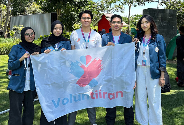 Mahasiswa FEB UNAIR bersama Voluntiiran melakukan kegiatan sosial berkolaborasi dengan panti asuhan untuk meningkatkan semangat anak muda di Taman Harmoni Surabaya pada Minggu (28/06/2026). (Foto: Voluntiiran)
