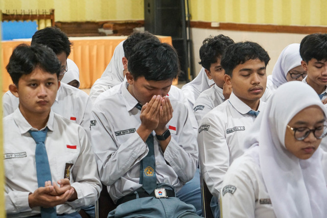 Sejumlah siswa melakukan doa bersama sebelum mengikuti Tes Kemampuan Akademik (TKA) 2026 di SMAN 81, Cipinang Melayu, Jakarta, Senin (26/10/2026). Foto: Iqbal Firdaus/kumparan
