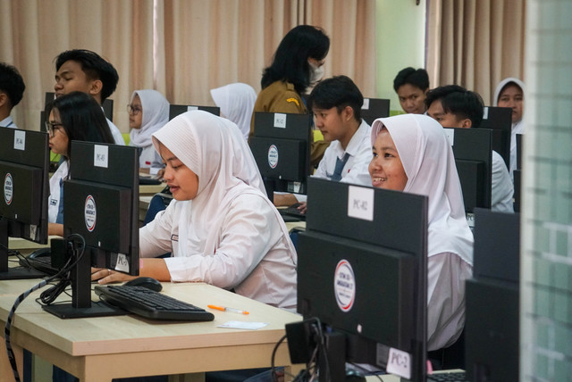 Sejumlah siswa mengikuti Tes Kemampuan Akademik (TKA) 2026 di SMAN 81, Cipinang Melayu, Jakarta, Senin (26/10/2026). Foto: Iqbal Firdaus/kumparan