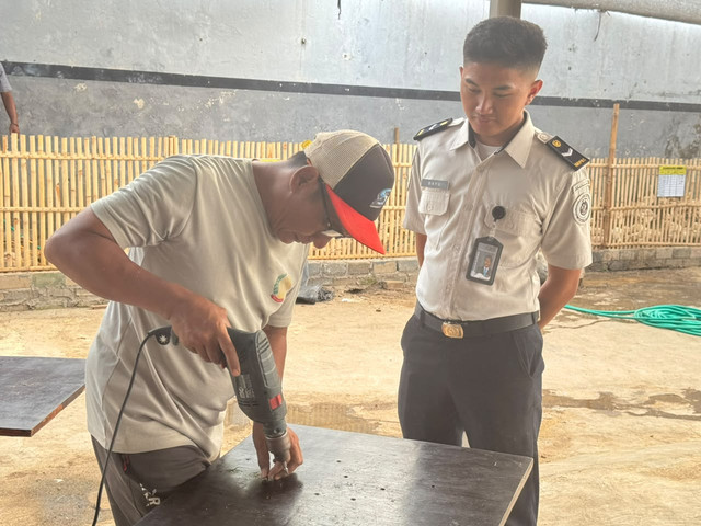 Dukung Layanan Prima, Lapas Mojokerto Perbaiki Meja Kunjungan melalui Keterampilan Warga Binaan (Foto:HumasLapasMoker)