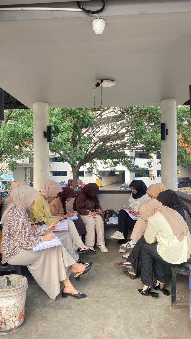 Kegiatan mengerjakan tugas bersama di taman Universitas Pamulang menjadi salah satu kesempatan bagi mahasiswa untuk melatih komunikasi dan penggunaan bahasa yang santun.