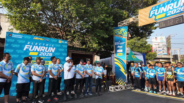 Peserta bersiap untuk memulai Electric Fun Run 2026 di Alun-Alun Situbondo, Minggu (25/10/2026). Foto: Dok. PLN Icon Plus