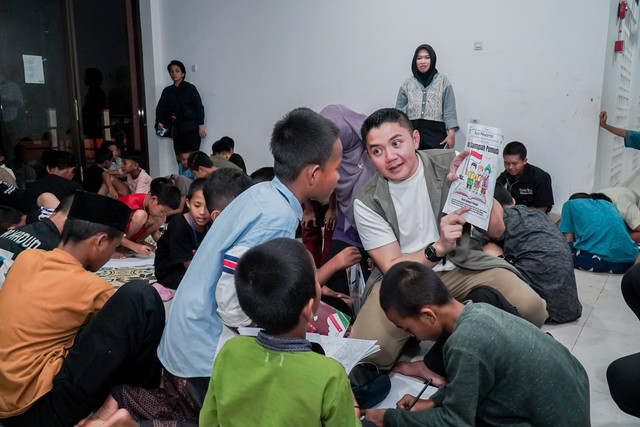 Seskab Letkol Teddy Indra Wijaya dampingi Mensos Saifullah Yusuf lakukan kunjungan mendadak untuk meninjau fasilitas dan memberi motivasi kepada para siswa di Sekolah Rakyat Terintegrasi 1 Kabupaten Bekasi, Jawa Barat, Minggu (25/10/2026). Foto: Kemensos RI