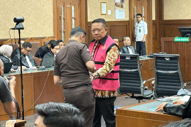 Terdakwa perkara dugaan pemerasan dan tindak pidana pencucian uang (TPPU), eks Jampidsus Febrie Adriansyah, tiba di Pengadilan Tipikor Jakarta Pusat untuk menjalani sidang agenda putusan sela, Senin (26/10/2026). Foto: Kevin Daniel/kumparan