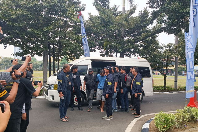 Dwi Bagus Martono, pelaku pembunuhan wanita bernama Dini Hardiyanti (30) serta anaknya laki-laki berinisial AGEF (4) asal Kabupaten Bogor saat dibawa ke Ditreskrimum Polda Jatim, Senin (26/10/2026). Foto: Farusma Okta Verdian/kumparan