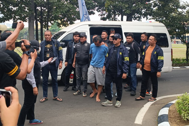 Dwi Bagus Martono, pelaku pembunuhan wanita bernama Dini Hardiyanti (30) serta anaknya laki-laki berinisial AGEF (4) asal Kabupaten Bogor saat dibawa ke Ditreskrimum Polda Jatim, Senin (26/10/2026). Foto: Farusma Okta Verdian/kumparan