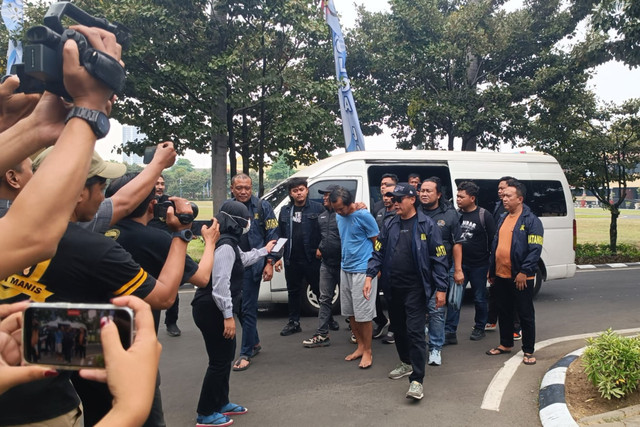 Dwi Bagus Martono, pelaku pembunuhan wanita bernama Dini Hardiyanti (30) serta anaknya laki-laki berinisial AGEF (4) asal Kabupaten Bogor saat dibawa ke Ditreskrimum Polda Jatim, Senin (26/10/2026). Foto: Farusma Okta Verdian/kumparan