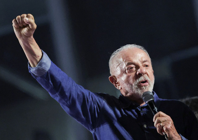 Presiden Brasil Luiz Inacio Lula da Silva, kandidat Partai Buruh (PT) berpidato di hadapan para pendukungnya setelah kemenangannya dalam pemilihan presiden putaran kedua, di Jalan Paulista, Sao Paulo, Brasil, Senin (26/10/2026). Foto: Amanda Perobelli/REUTERS