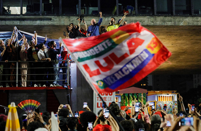 Presiden Brasil Luiz Inacio Lula da Silva, kandidat Partai Buruh (PT) berpidato di hadapan para pendukungnya setelah kemenangannya dalam pemilihan presiden putaran kedua, di Avenida Paulista, Sao Paulo, Brasil, Senin (26/10/2026). Foto: Brian Snyder/REUTERS