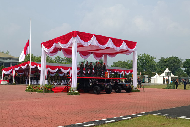Korpasgat (Korps Pasukan Gerak Cepat) mengangkat lima pejabat tinggi TNI-Polri sebagai Warga Kehormatan Korpasgat dalam upacara yang digelar di Markas Komando (Mako) Korpasgat, Bandung, Senin (26/10/2026). Foto: Abisatya/kumparan