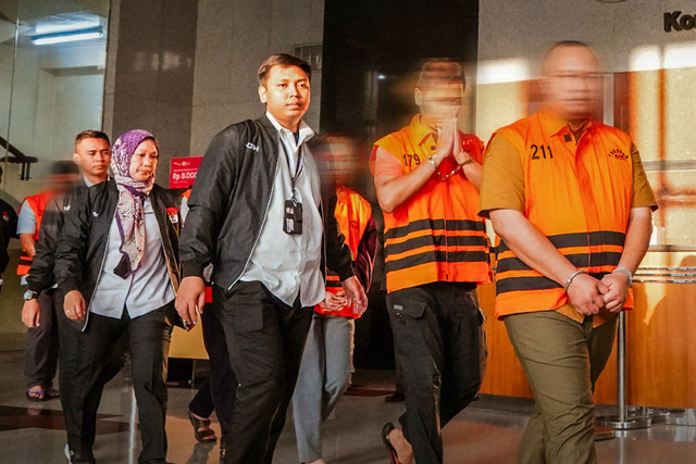 Sejumlah tersangka kasus dugaan korupsi pengadaan barang di lingkungan BNPB berjalan menuju mobil tahanan di Gedung Merah Putih KPK, Jakarta. [Foto: Facebook/Komisi Pemberantasan Korupsi]