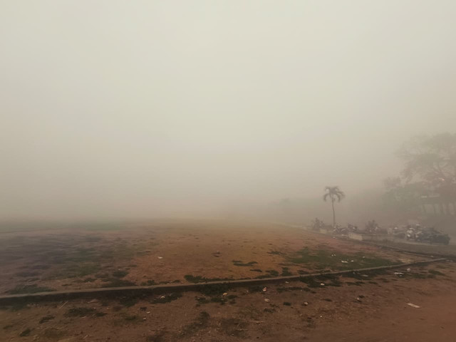 Kabut asap menyelimuti langit perkotaan dini hari (15 Okt 2026). Sumber: Kamera pribadi