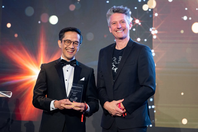 Direktur Human Capital Management Telkom Willy Saelan menerima penghargaan SDG Pioneer Award dalam ajang Reuters Events Global Sustainability Awards 2026 di London, Inggris, Rabu (21/10). Foto: dok. Telkom