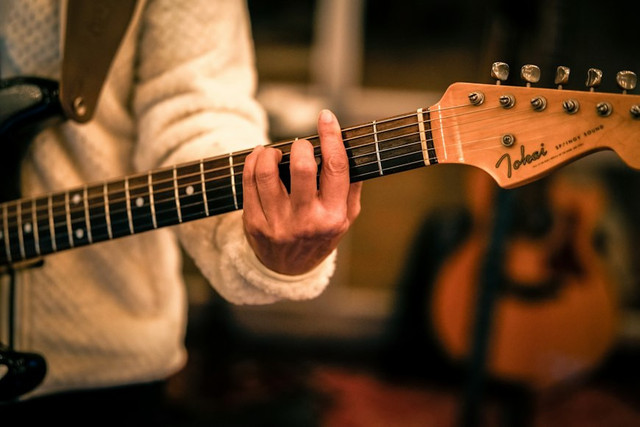Ilustrasi Chord Jendela Kelas 1 Lagu Iwan Fals, Foto: Unsplash/Madeline Liu