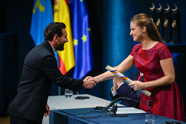 Putri Leonor dari Spanyol berjabat tangan dengan legenda sepak bola Argentina Lionel Messi saat ia menganugerahkan Penghargaan Putri Asturias untuk Olahraga tahun 2026 di teater Campoamor, Oviedo Jumat (23/10/2026). Foto: Ander Gillenea/AFP