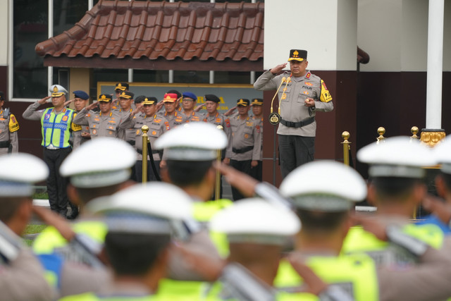 Kapolda DIY Irjen Pol Langgeng Purnomo saat apel gelar pasukan Operasi Patuh Progo 2026 di halaman Mapolda DIY, Senin (26/10/2026). Foto: Dok. Polda DIY