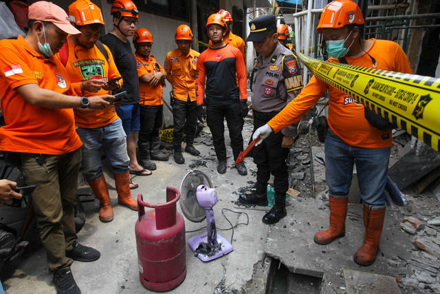 Tim Inafis Polrestabes Surabaya melakukan olah tempat kejadian perkara (TKP) di lokasi ledakan di Surabaya, Jawa Timur, Senin (26/10/2026). Foto: Didik Suhartono/ANTARA FOTO