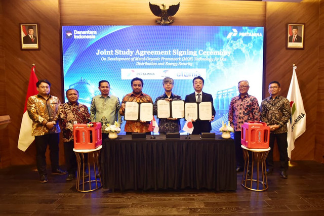 Pertamina bersama Yachiyo Engineering Co., Ltd. dan Atomis Inc. bekerja sama dalam mengkaji potensi teknologi penyimpanan dan distribusi gas berbasis Metal-Organic Frameworks (MOF) pada Jumat (23/10). FOto: Dok. Pertamina