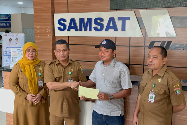Montir di Tangerang memblokir penunggakan pajak Mclaren yang mencatut namanya, Senin (26/10/2026). Foto: Rayyan/kumparan