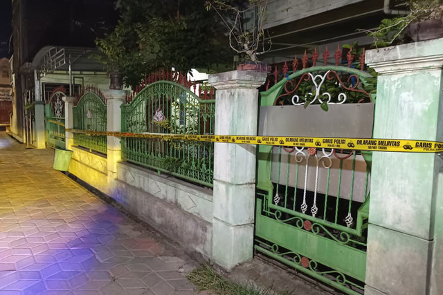 Polisi olah TKP rumah Dwi Bagus, pelaku mutilasi istri siri dan anak tiri di Gang Tentrem, Jalan Doho, Kelurahan Winongo, Kecamatan Manguharjo, Madiun, Senin (26/10/2026). Foto: Dok. Istimewa