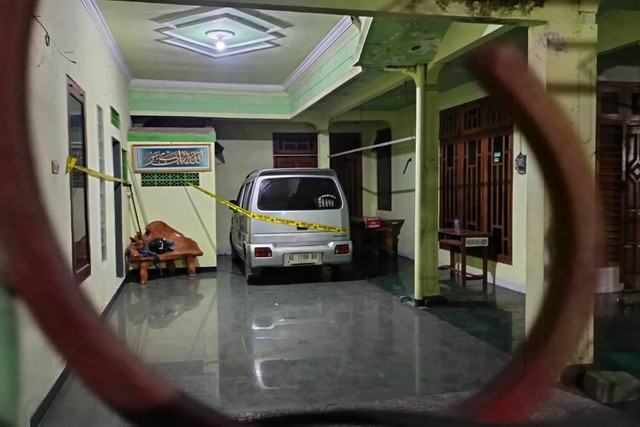 Polisi olah TKP rumah Dwi Bagus, pelaku mutilasi istri siri dan anak tiri di Gang Tentrem, Jalan Doho, Kelurahan Winongo, Kecamatan Manguharjo, Madiun, Senin (26/10/2026). Foto: Dok. Istimewa