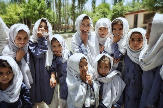 Seorang siswi Muslim yang mengenakan hijab sederhana dan seragam sekolah. Foto: Pexels.com