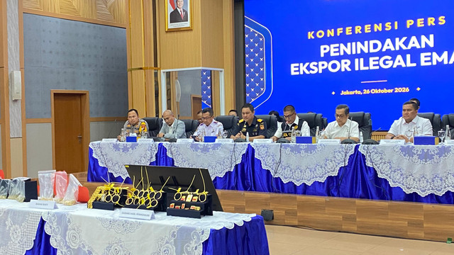 Direktorat Jenderal Bea Cukai menyelenggarakan konferensi pers penindakan ekspor ilegal emas oleh direktorat Jenderal Bea dan Cukai, di kantor pusat Bea Cukai, Jakarta Timur, Senin (26/10/2026). Foto:  Nabilah Siti/kumparan
