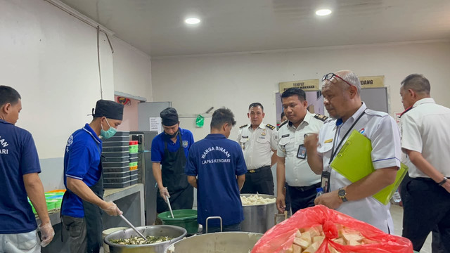 Ketua Ombudsman RI Perwakilan Sulawesi Tenggara meninjau lokasi pembinaan kemandirian Lapas Kelas IIA Kendari. Sumber: Tim Humas Lapas Kendari. 2026