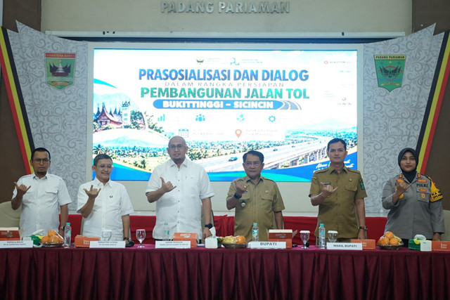 Wakil Ketua Komisi VI DPR RI Andre Rosiade bersama Kementerian PU, pemerintah daerah, dan PT Hutama Karya menggelar dialog persiapan pembangunan jalan tol di Sumatera Barat, Senin (26/10/2026). Foto: Dok. Istimewa