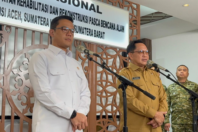 Menko PMK Sugiono dan Mendagri Tito Karnavian dalam konferensi pers usai rapat koordinasi rehabilitasi dan rekonstruksi pascabencana di Sumatera, Jakarta Pusat, Senin (26/10/2026). Foto: Kevin Daniel/kumparan
